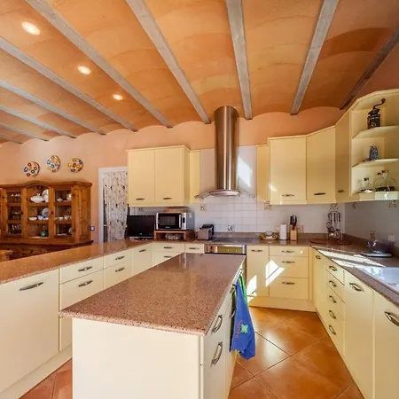 Estrellita Villa